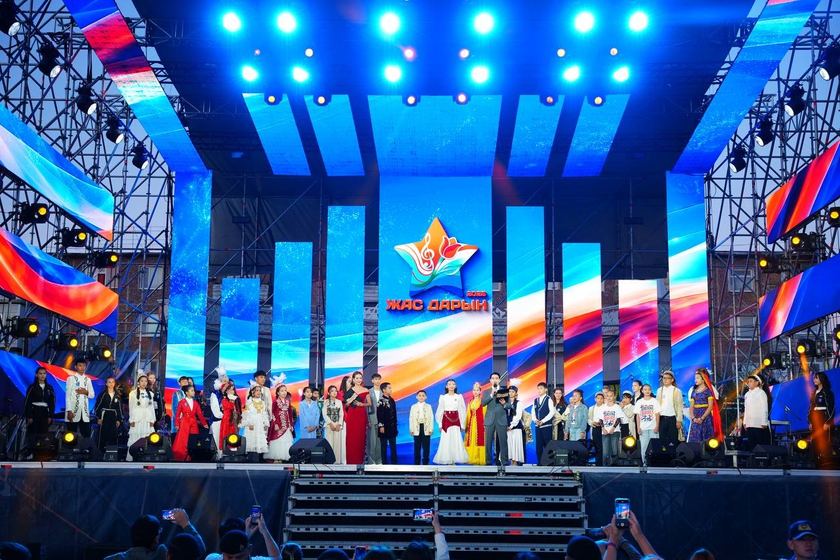В Сатпаеве финалисты фестиваля «Жас дарын» выступили на одной сцене с известными артистами
